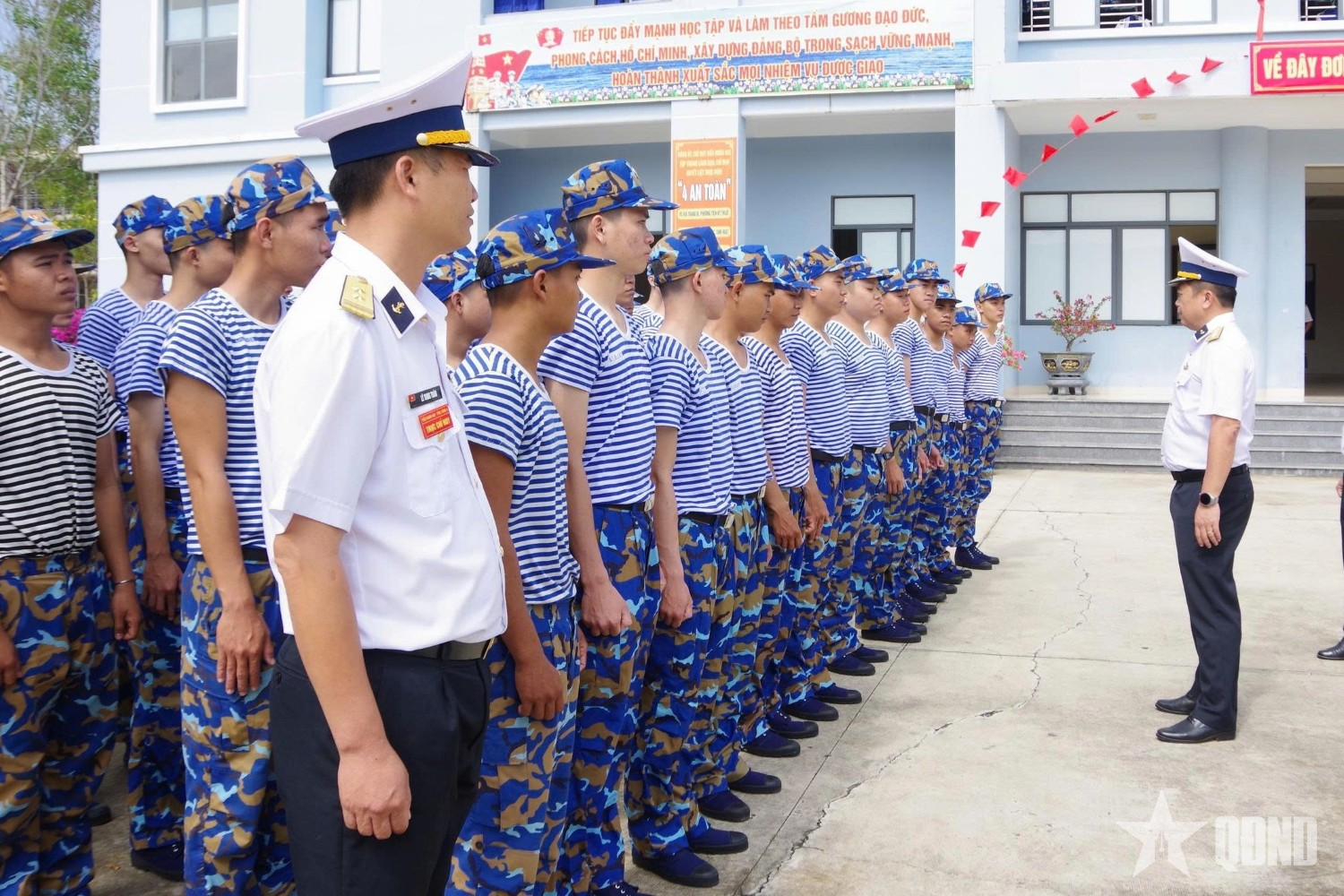 Lãnh đạo Vùng 4 Hải quân thăm, động viên chiến sĩ mới